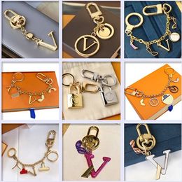 2023 Mode Schlüsselanhänger Schlüssel Schnalle Buchstaben Ringe Design Handgemachte Liebhaber Cartoon Auto Leder Ring Taschen Schlüsselanhänger Männer Frauen Tasche Anhänger Top Qualität