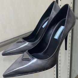 Дизайнерские каблуки Женщины одеваются обувь роскошная классическая треугольная пряжка