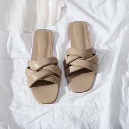 Кожаные тапочки Женские лето на улице. Модные простые высококачественные туфли на пляжные туфли для торговых точек