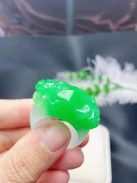 Ringos de cluster Green Green Jade Ring Brave tropas de cuba à mão homens jadeite homens homens pedras de joalheria real presente