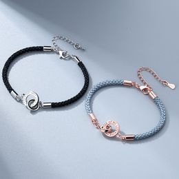 Nuovo braccialetto per coppie ad incastro per uomini e donne. Un paio di regali di San Valentino. Bracciale geometrico a doppio anello alla moda