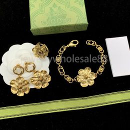 Yüksek kaliteli retro klasik çiçek cazibesi bilezik zinciri abartılı kişilik mektubu küpe küpe kadınlar için sarkma parti düğün mücevher aksesuarları hediye