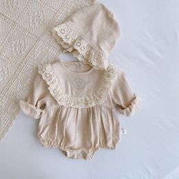 Rompers spetsprinsessan småbarn romper höst retro född baby flicka kläder bomull vår ren färg spädbarn kläder 2 st med hattar 230322