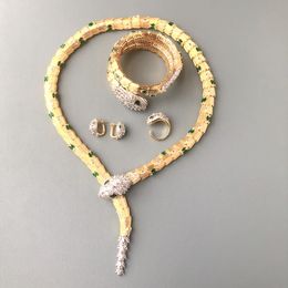 Designer-Kollektion im Stil einer Dinner-Party, Halsband, Halsausschnitt, Halskette, Armband, Ohrringe, Fassungen, diamantbesetztes Gold, Schlangen-Schmuck-Sets in Schlangenform