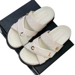 Damenplattform Heels Sandalen Kreuz gesteppte Textur Pantoffeln Gold-Tone Metall Sldies Schaffell Mule Outdoor Beach Schuh Flip Flops Freizeitschuh für ein Geschenk ohne Schachtel