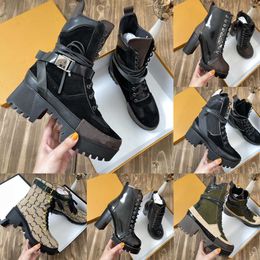 2023 Designer Laureate Women Boots Brand Flamingos Love Arrow Medal Martin Boot Winter äkta läder grov High Heel Shoes Desert Chunky