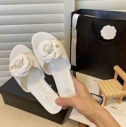 Paris Pantoffeln Frauen Sommer Sandal C Schuhe Luxusdesigner Flip Flops Marken Brief Echt Leder Strand Flat Casual Slipper Channel Slide Camellia