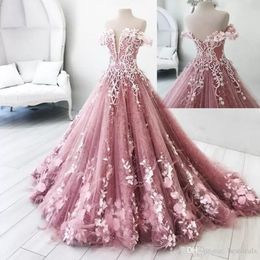 Schönes Rosa mit Schmetterlingsblumen Applikationen Ballkleid Maskerade Quinceanera Kleider von Schulter Rückenfreier bodenlange süße 16 Festzugskleider Ba8018