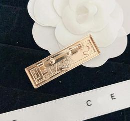 23ss Fashion Brand Letter Designer Brooches High-Quality Letters Lapel Women Men Crystal Rhinestone Pearl Pin Wedding Jewerlry Accessories Gift with Figure Stamp