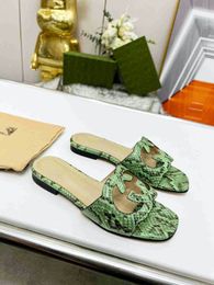 Sandálias de luxo de grife sapatos baixos mules chinelos chinelos de couro legítimo tangas femininas Interlocking G recorte sandália couro com estampa de python tamanho 33-44