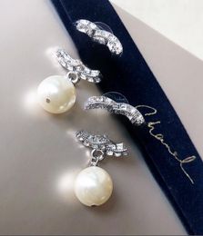 Senior sense luxury letter pearl earrings female exquisite socialite style everything with light luxury ear clip silver needle stud