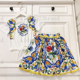 2023 Court Style Girls Dresses Sets Saias plissadas de luxo T CHAMISTAS DRESSÃO DE HAPEIRA CRIANÇAS DE VESRES DE VESTIMENTO DE VESTIMENTO DE VESRIDADES DE VESTIMENTO CRIANÇAS DE VERDADES DE CRIANÇAS Tamanho 90-150CM