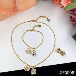 Collana con ciondolo a forma di cuore con diamanti lucidi Orecchini con bracciale Catena di collane di design di alta qualità per regalo di gioielli per la festa nuziale delle donne