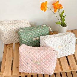 Cosmetic Bags Cases Korean Quilted Cosmetic Storage Bag Makeup Bag For Women Portable Toiletry Bags Female Beauty Cases Cotton Floral Cosmetic Pouch 230324
