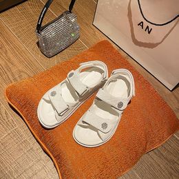 Sandali moda estiva tutto-fiammifero femminile casual designer scarpe singole fibbia con strass piatto stile fata spiaggia da donna