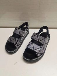 2023 Summer Designal Sandals Women Sandals: модные и модные сверкающие алмазные сандалии черные сандалии с низким каблуком продают новые сандалии размер 35 41