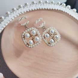 Mode Ohrstecker Designer Brief besetzt mit Perlen Anhänger Ohrring für Frauen Hochwertige Schmuck Accessoires Geschenke