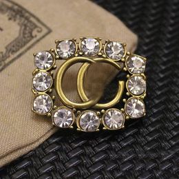 Luxury Classic Brand Letter Brooch Designer Brooches Pearl or Diamond For Women Charm Wedding Gift High Quality Jewellery Accessorie