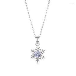 Pendant Necklaces Exquisite CZ Snowflake Necklace Fashion Christmas Stainless Steel Snow Clavicle Chain For Women Kids Year