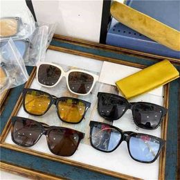 Designer Men's and Women's Beach Couple Sunglasses 20% Off Fashion Version Hot family square male Ni same female