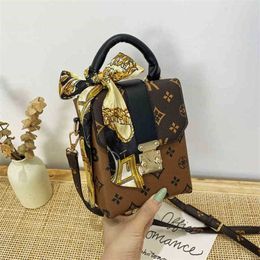 Women's luxury designer new summer handbag Minority old flower box female summer and portable style Shoulder Messenger