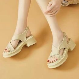 Kleiderschuhe dicker Sandalen Frauen Sommer 2023 Märchen Wind Leisure Beach Schwamm Kuchen Leder