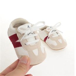 İlk Yürüyüşçüler Bebek Ayakkabıları Yenidoğan Kız Kız Erkekler Yumuşak Sole Ayakkabı Anti Slip Pu Süet Deri Spor ayakkabılar Sert taban Prewalkers 0-18m GC1990