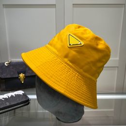 2023 Desingers kova şapkaları Lüks Geniş Kenarlı Şapkalar düz renk mektup güneş şapkaları moda Parti trendi seyahat kova şapkaları Yüksek Kalite yüz şapka çok