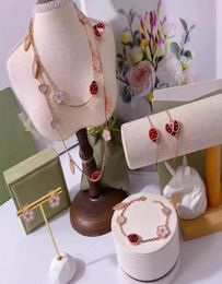 Orecchini per borchie per donne in oro rosa fortunato Flower Spring coccinella coccinella collana fascino di moda gioielli di lusso temperamento di lusso ebraico ebreo3648317