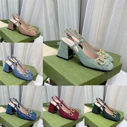 Sandali da donna alla moda Scarpe eleganti Danza classica Fibbia in metallo Designer Tacco medio Ricamo in pelle Lettere Tacchi alti da festa di nozze poco profondi