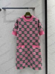 Розовое платье с классическим логотипом, жаккардовое клетчатое трикотажное платье с короткими рукавами, импортная шерстяная пряжа, простая версия, повседневный стиль, темпераментное платье максискит для женщин