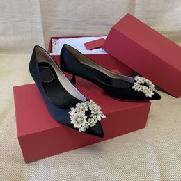 Women Shoes Satin Bouquet Strass Pumps Vivier Crystals Buckle Pearls Pumps Lacquered Kitten Heel 4.5 Cm Wedding Party Fashion 35-39 Rare Perfect Paris Style