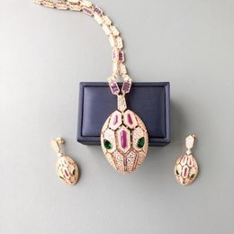 Collezione di design Orecchini in stile Collana con intarsio di diamanti viola Scava fuori placcato color oro Occhi verdi Ciondolo con testa di serpente Set di gioielli a forma di serpente