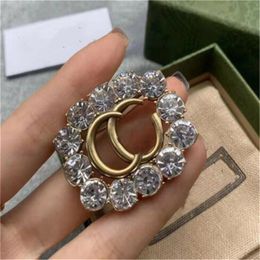 Luxury Designer Letter Brooch Vintage Pearl Rhinestone Crystal Metal Broochs Suit Laple Pins Fashion Jewelry Accessories Gifts