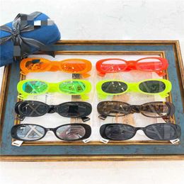 Top-Luxus-Designer-Sonnenbrillen 20 % Rabatt auf Familien-Oval in superheißer Straßenfotografie Essential net red same gg0517s fashion