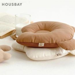 Pillows Bantal Anak Baru Lahir Dukungan Tidur Cekung Menyusui Desain Telinga Beruang Lucu Kotak Putih Bayi Kepala 230329