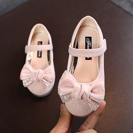 Sneakers Baywell Sepatu Anak anak Berlian Imitasi Berkilau Desain Pita Putri Pesta Tari Anak Perempuan Pertunjukan Flat Bayi 230329