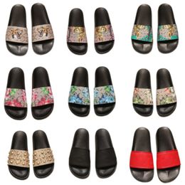 Hot Selling Models Women's Slippers Classic Designer Shoes Summer Luxury Men's Sandals Fashion Embroidery Couple Shoes Outdoor Non-Slip Beach Shoes New Casual Shoes