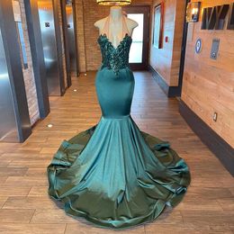 Hunter Backless Prom Dresses Mermaid Lace Evening Gowns Halter Deep V Neckline Sweep Train Satin Formal Dress