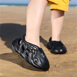 Tasarımcı Çocuk Sandalet Bebek Erkek Kızlar Yaz Plajı Slaytları Toddler Çocuklar Kayma Köpük Terlik Hafif Kapalı Ayak Ayakkabıları