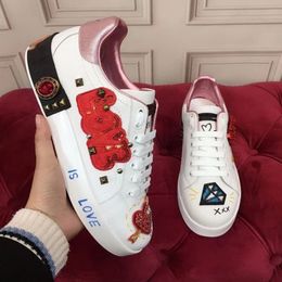 Designer ladies luxury casual shoes red pink black breathable wear-resistant sneakers for men women fashion Valenti low-top leisure flat outdoor jogging 098890890