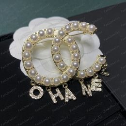 Men Designer Brand Letter Brooches 18K Gold Plated Inlay Crystal Rhinestone Jewellery Brooch Charm Pearl Pin 2022 Marry Christmas Party Gift Accessorie