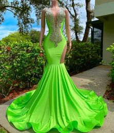 Luxury Crystals Beaded Mermaid Prom Dresses Deep V-Neck Glitter Long Green Satin Reception GownsSexy Open Back Black Girls Special Occasion Wear 2023