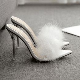 Sandals 2023 Summer Sexy Pointed Toe Furry Slippers Ladies Fashion Design Clear Perspex Heels Women Mules Shoes Fluffy Slides