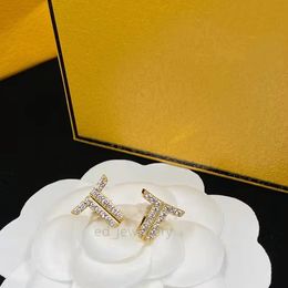 2022 Brincos de carta clássicos Estudos Charm Retro Designer Earrings Mulheres Jóias de Eardrops With Gift Box for Party Anniversary 1357