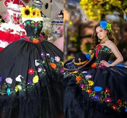 Черно -мексиканский стиль Quinceanera платья Charro Flowers Вышитые кружевные слои из тюля атласные шариковые платья с плеча сладкие 15 платья для девочек формальные BC15715
