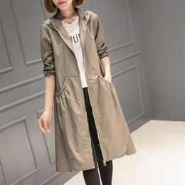 Trench da donna 2023 primavera e l'estate di media lunghezza con cappuccio sciolto moda coreana sottile giacca a vento leggera abbigliamento 230331