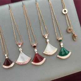 Takı Özel 18K Gül Altın Küçük Etek Kolye İğne İşi Chalcedony Beyaz Fritillaria Kakma Elmas Collarbone