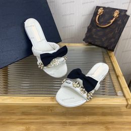 Womens Small Short Heel Slippers Flat Sandals Leather Small Incense Beads Hardware Metal Buckle Diamond Pattern Beach Shoes Brand Designer Dress Shoes Flip-flops