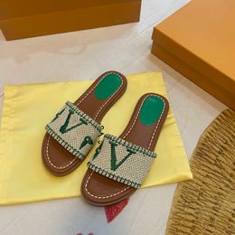 Luxury pp straw outdoor slippers top quality banquet skateboard shoes summer classic leather sandals multicolor flat mule letter sandals.